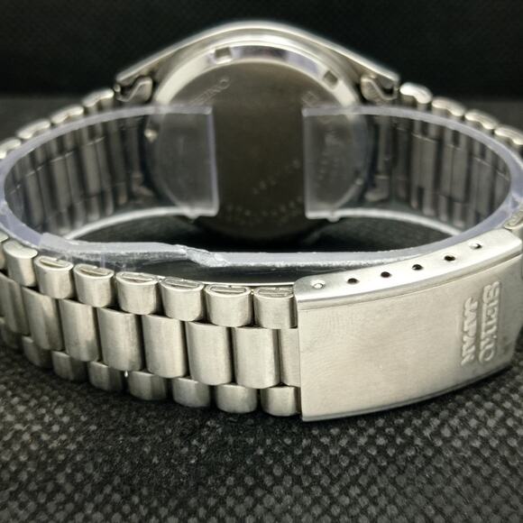 Vintage 1977 Seiko Automatic Mens Silver Watch W/daydate & Gold accents - Picture 2 of 8